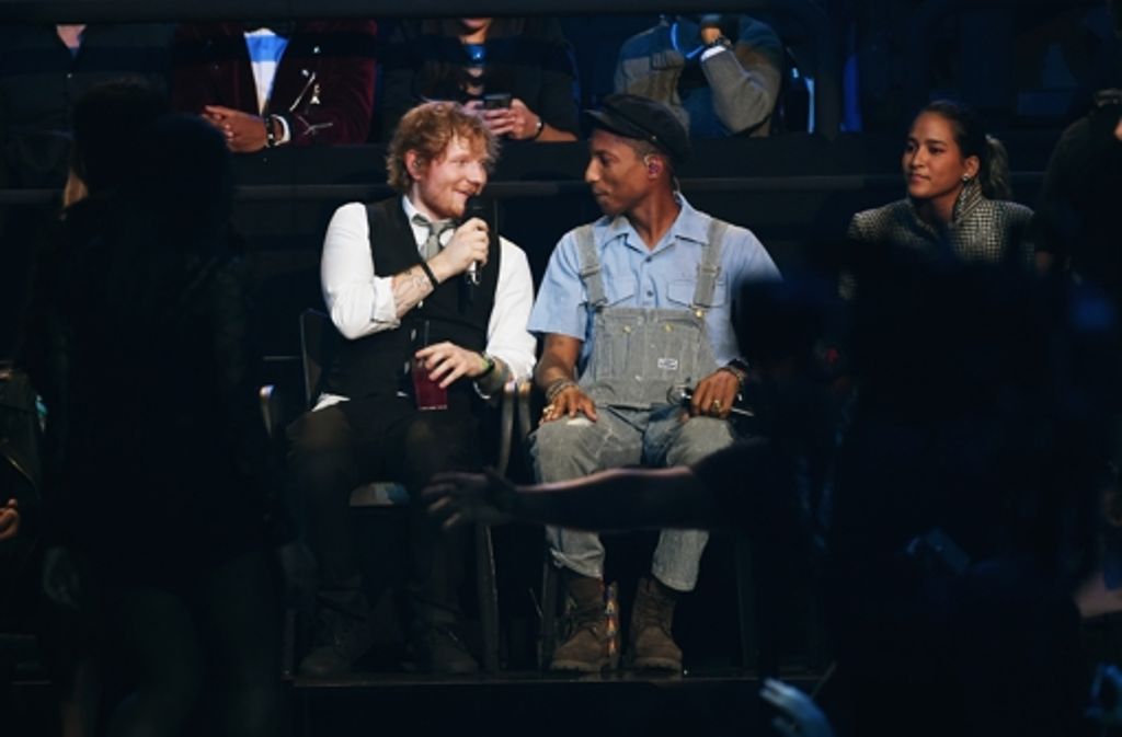 Ed Sheeran bespaßt Pharrell Williams auf der Bühne.