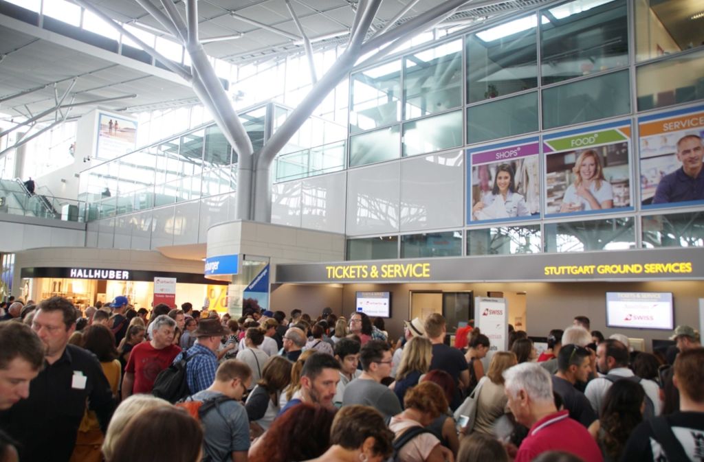 Im Terminal scharen sich Passagiere, die nun auf ihren Flug warten müssen.