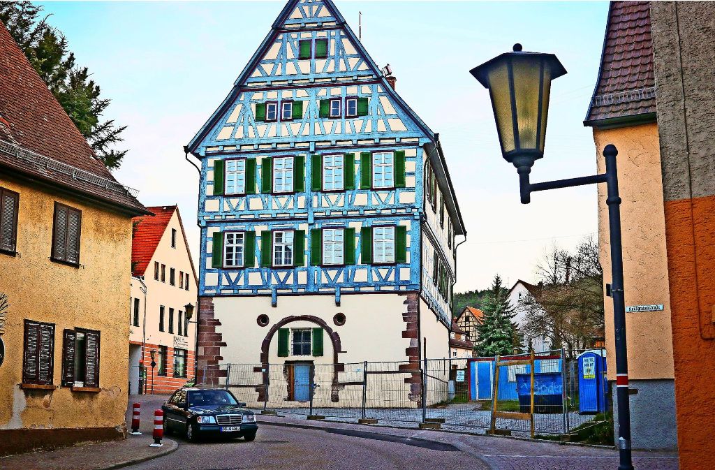 Um 20 Zentimeter neigt sich das historische Rathaus von 1601 nach rechts. Foto:  