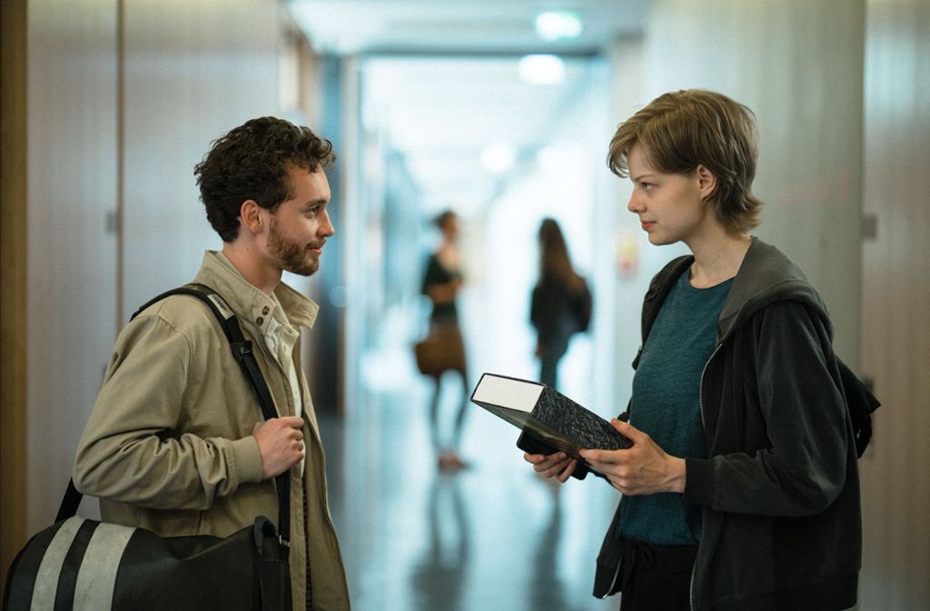 Pierre (Jonas Hämmerle) trifft auf Jennifer Reitwein (Emma Bading) in der Schule.