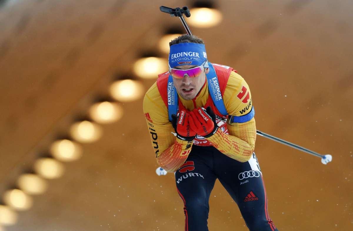 Simon Schempp muss sich für die deutsche Weltcup-Mannschaft qualifizieren, bevor die Biathlon-Saison Ende November in Finnland beginnt. Foto: AP/Petr David Josek