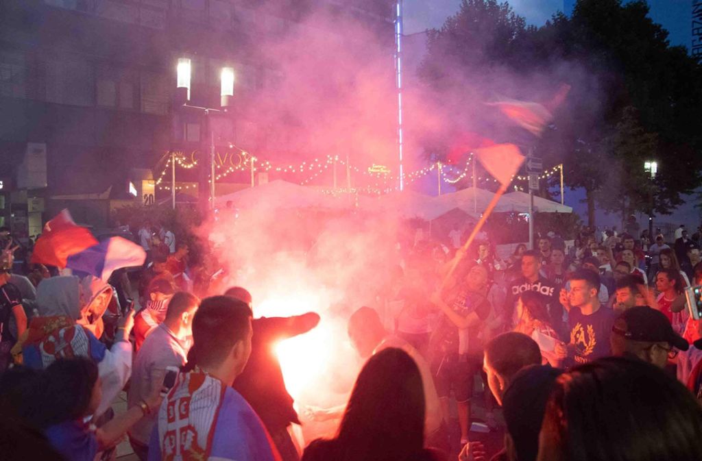 Serbische Fußballanhänger zünden Feuerwerkskörper