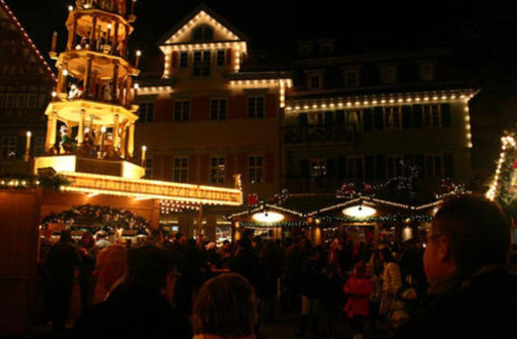 Die Innenstadt von Esslingen ziert derzeit nicht nur eine Weihnachtspyramide, ...