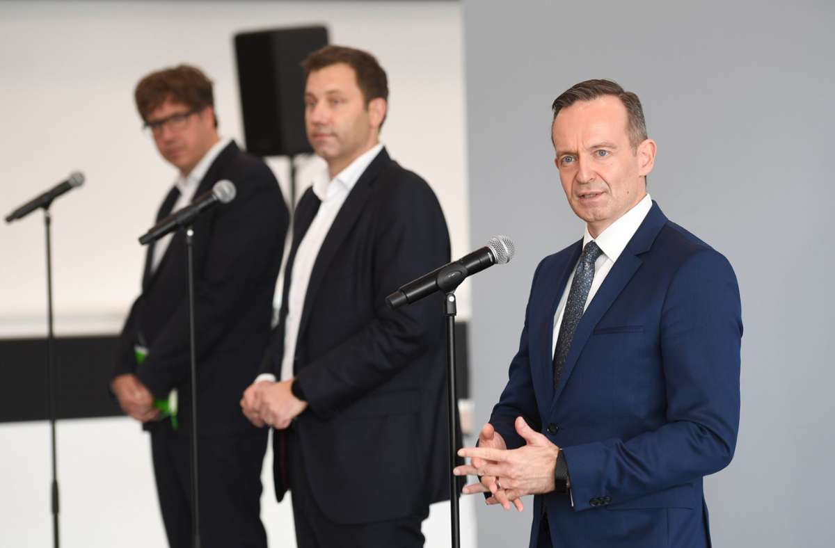 FDP-Generalsekretär Volker Wissing (rechts) nahm mit seinen Kollegen Lars Klingbeil (SPD, Mitte)  und Michael Kellner (Grüne) Stellung zu den Koalitionsverhandlungen. Foto: dpa/Christophe Gateau