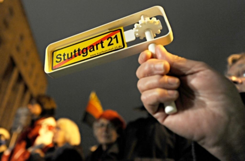 Für die 250. Montagsdemo dürfen sich Stuttgart-21-Gegner vor dem Hauptbahnhof in Stuttgart versammeln – das entschied der Verwaltungsgerichtshof Baden-Württemberg. Foto: dpa