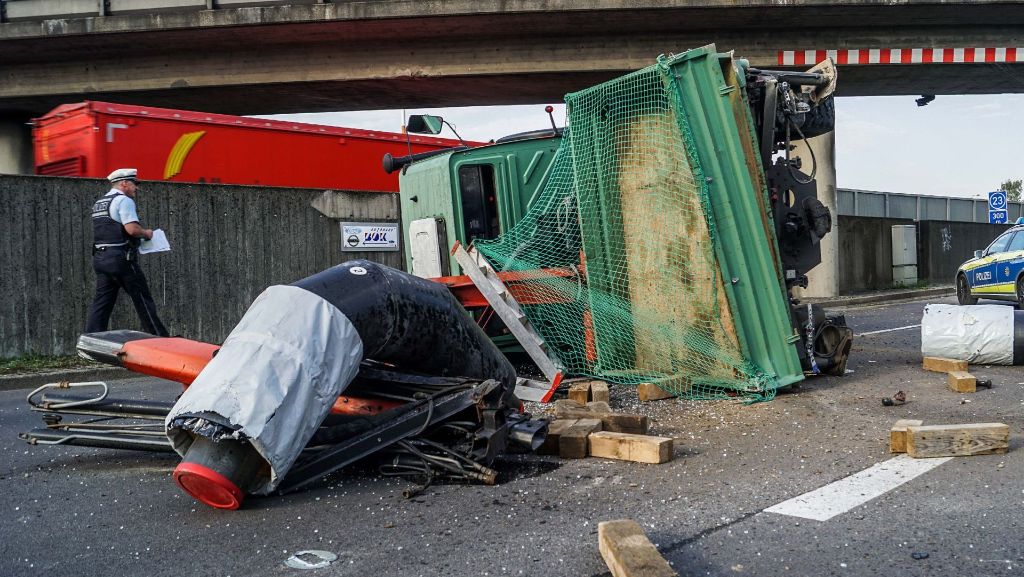 Sindelfingen: Unimog bleibt an Bahnbrücke hängen und kippt um