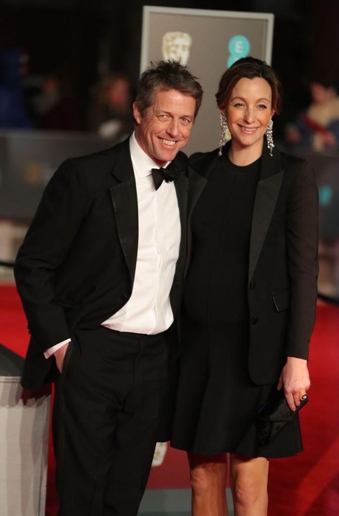 Auch der britische Schauspieler Hugh Grant und seine Partnerin Anna Eberstein setzten mit ihren Outfits ein Statement ...