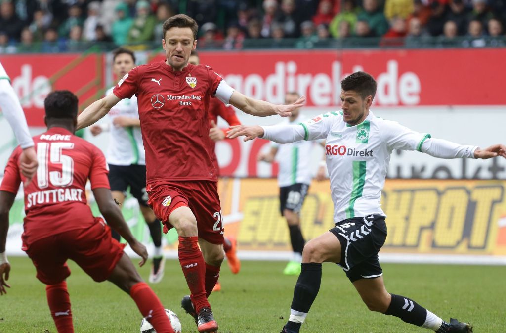 VfB-Spieler Christian Gentner und Andreas Hofmann von Fürth in Aktion