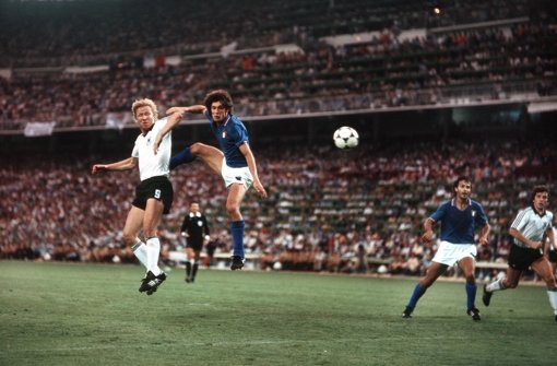 Horst Hrubesch (links) schraubt sich zum Kopfball hoch.  Am Ende verliert Deutschland das  WM-Finale 1982 in Spanien mit 3:1 gegen Italien. Foto: Pressefoto Baumann