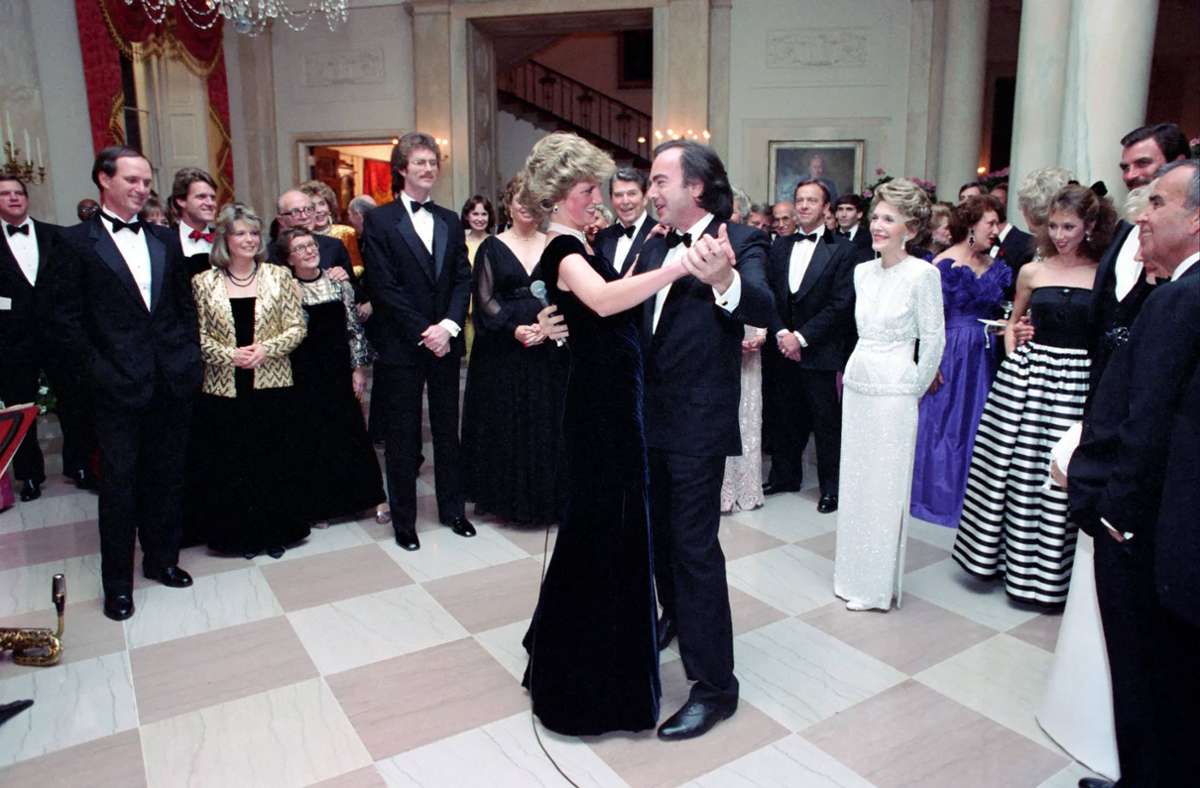 Bei einem Galadinner im Weißen Haus tanzt Neil Diamond mit der britischen Prinzessin Diana