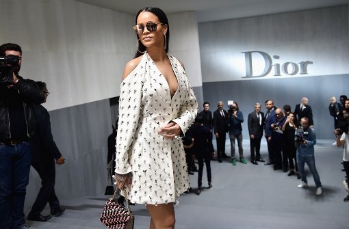 Sängerin Rihanna stellte bei der Fashion Week in Paris eine eigene Kollektion für Fenty und Puma vor, zur Dior-Show erschien sie aber als Zuschauerin. Foto: Getty