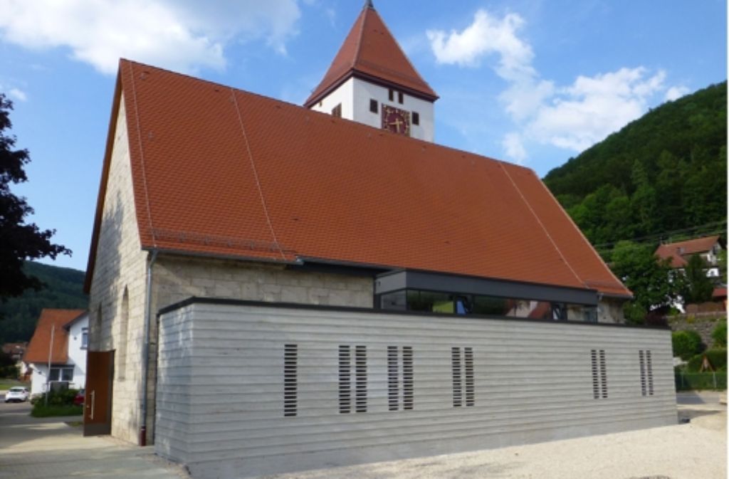 Statt sich behutsam auf die Vergangenheit zurückzubesinnen, haben die Architekten Bauer und Behringer den Kirchenraum der katholischen Kirche Mariä Himmelfahrt in Geislingen-Eybach mutig vergrößert, findet die Jury.