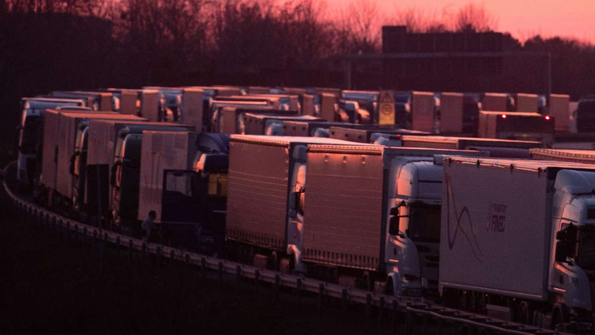Kontrollen wegen Corona-Mutationen: Lange Lastwagen-Staus an tschechisch-deutscher Grenze