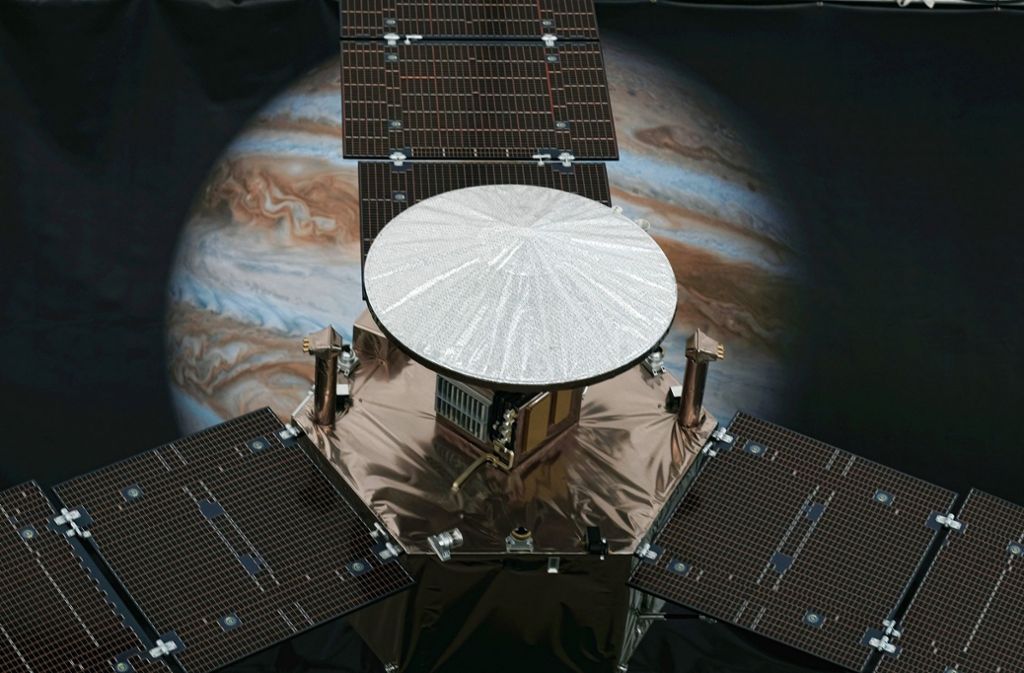 Die Sonde näherte sich Jupiter von Norden, überflog den Pol und trat in den Orbit ein. Dabei beschleunigte Jupiter die Sonde auf rund 266 000 Kilometern pro Stunde. Damit hält „Juno“ den Rekord des schnellsten von Menschen geschaffenen Objekts in der Geschichte.