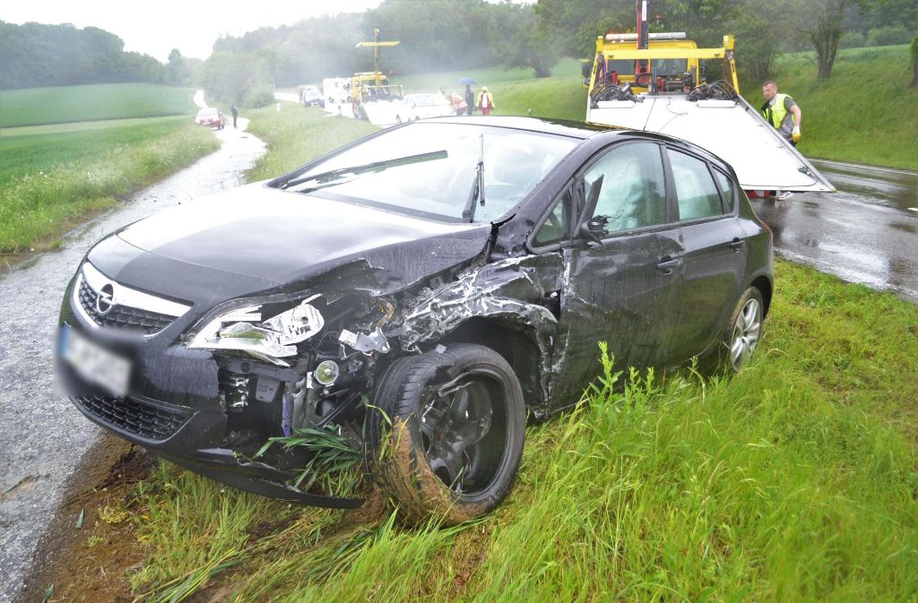 Bei dem Unfall im Enzkreis wurden drei Menschen schwer verletzt.