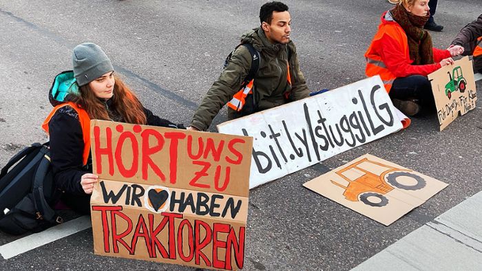 Letzte Generation in Stuttgart: Klimaaktivisten blockieren mit Papp-Traktoren