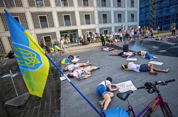 Bewegender Protest am Milaneo: Ukraine-Demonstranten stellen russischen Angriff in Stuttgart nach