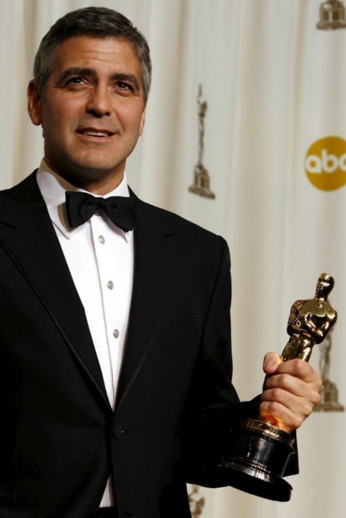 Mehrfach wird der Tausendsassa für einen Oscar als Schauspieler und Regisseur nominiert - aber nur einmal, im Jahr 2006, darf er die Auszeichnung für die beste Nebenrolle in "Syriana" mit nach Hause nehmen. Für den Polit-Thriller legt er 15 Kilogramm zu, lässt sich einen Vollbart wachsen und den Haaransatz zurücksetzen.