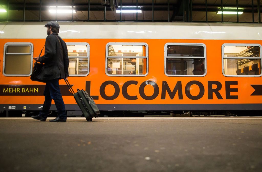 Mit etwa 40 Minuten Verspätung ist der private Bahnanbieter Locomore am Mittwoch zur Jungfernfahrt von Stuttgart in Richtung Berlin gestartet.