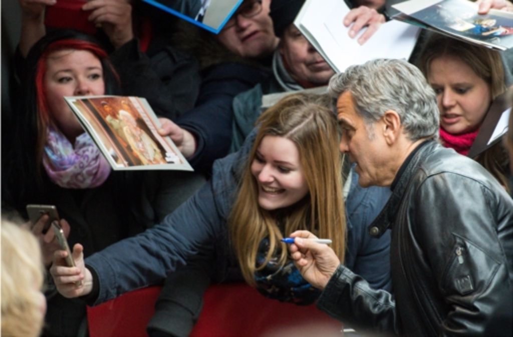 Das mit dem Unterschreiben wird schwierig, aber ein Selfie mit George Clooney ist ja auch nicht schlecht. Bilder vom Trubel vor der Berlinale-Premiere von Clooneys Film „Hail Caesar“ zeigt die folgende Fotostrecke.