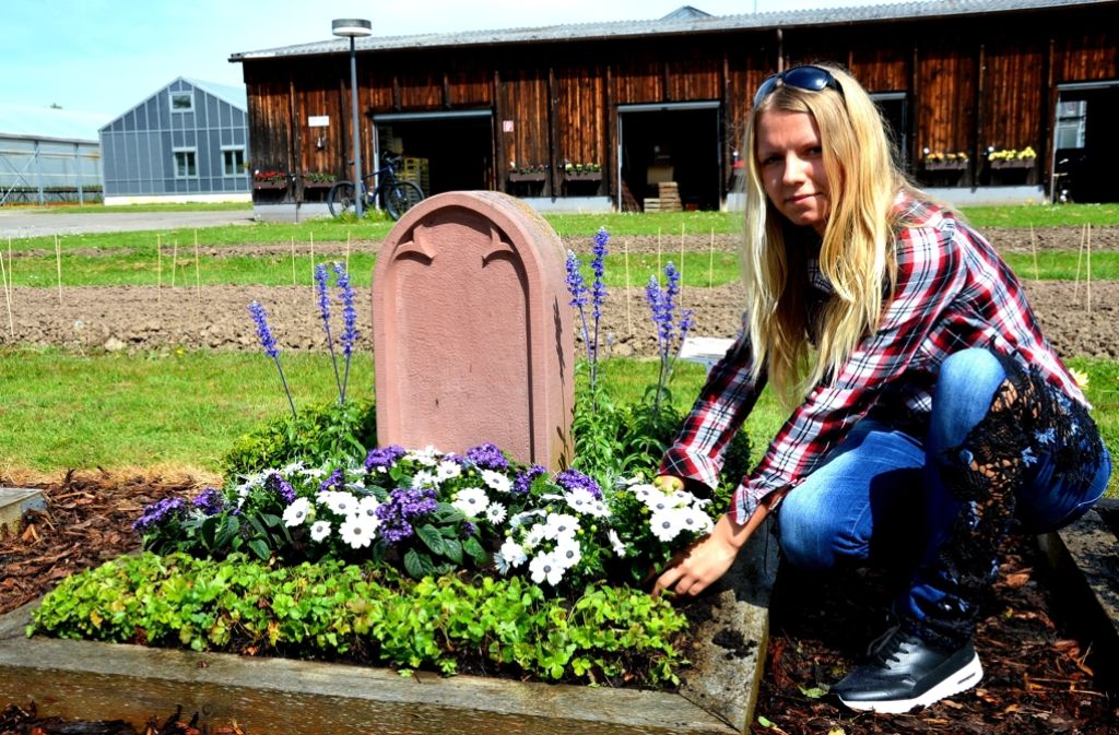 Für Jacqueline Schöndorf ist der Friedhof ein Ort der Ruhe. Ihr Übungsgrab duftet herrlich: Die 20-Jährige hat weiße Vanille-Blumen und Salbei in das Urnengrab gepflanzt.