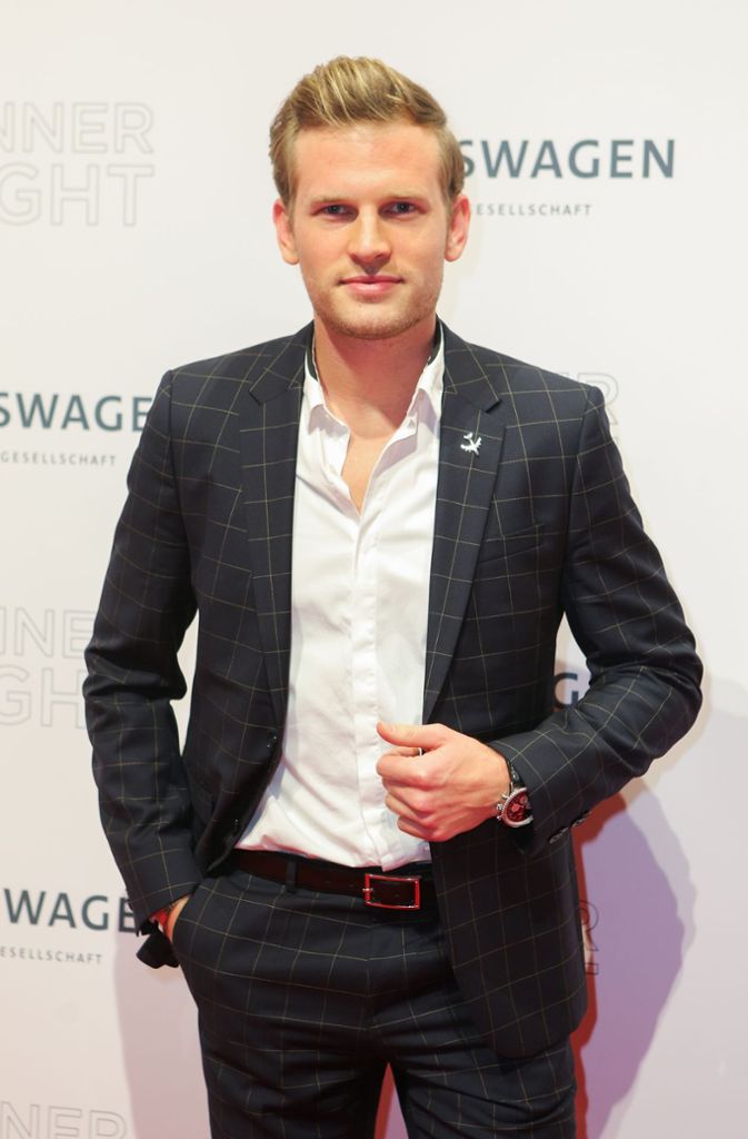 Pilot und Instagram-Influencer Patrick Biedenkapp kam im lässigen Karo-Anzug.