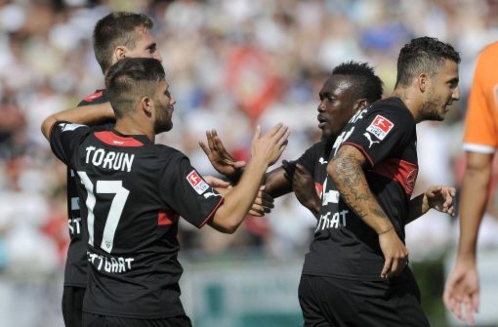 Der VfB Stuttgart hat das Testspiel gegen den spanischen Erstligisten FC Valencia am Samstag in Ludwigsburg mit 1:0 (1:0) gewonnen. (Foto: Von links: Die Stuttgarter Daniel Schwaab, Torun Tunay, Arthur Boka und Sercan Sararer jubeln nach dem Tor zum 1:0)