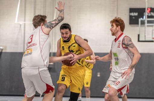 Für die Leonberger Basketballer (in Gelb) war die Partie schon nach dem ersten Viertel so gut wie verloren – trotzdem gaben sie nicht auf. Foto: privat/Tassilo Hackert