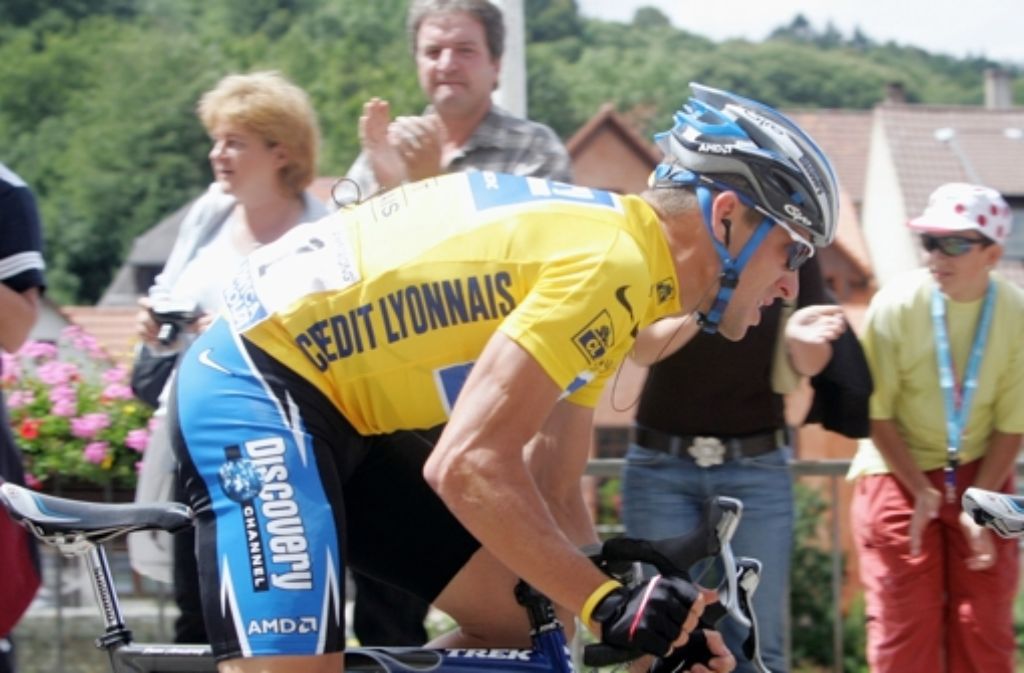 Sportlich hatte Armstrong (hier bei einer Deutschland-Etappe während seiner letzten gewonnenen Tour de France 2005) in der Mitte des Jahrzehnts seinen Zenit überschritten. Er trat vom Straßenrennsport zurück – und verkündete 2008 den Rücktritt vom Rücktritt.