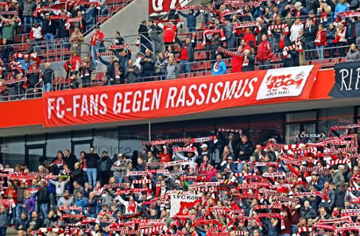 Ein klares Statement aus den Bundesliga-Stadien: Was derweil auf Bezirksebene gegen schwer Belehbare hilft? Foto: Mika