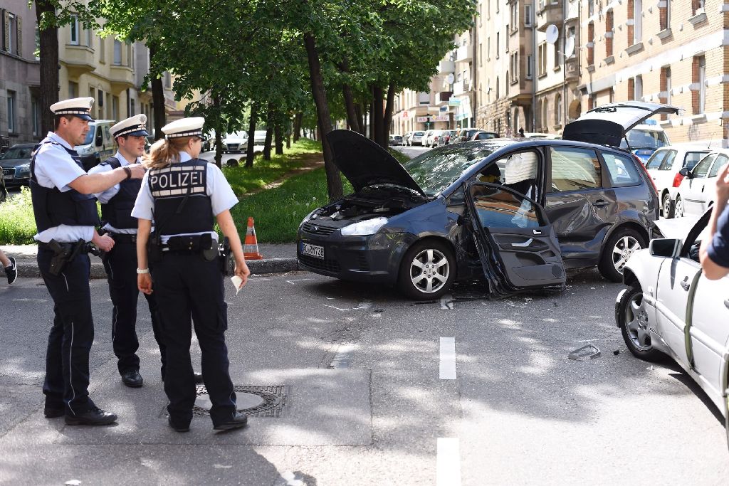 Autofahrer standen am Freitag nach einem Unfall in Stuttgart-Ost länger im Stau.