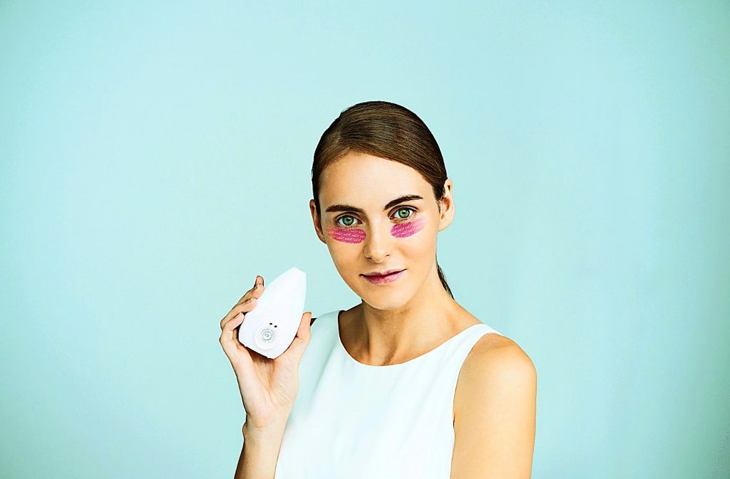 Samsung stellt auf der CES mit S-Skin und Lumini digitale Produkte vor, die Hautproblemen zu Leibe rücken sollen.