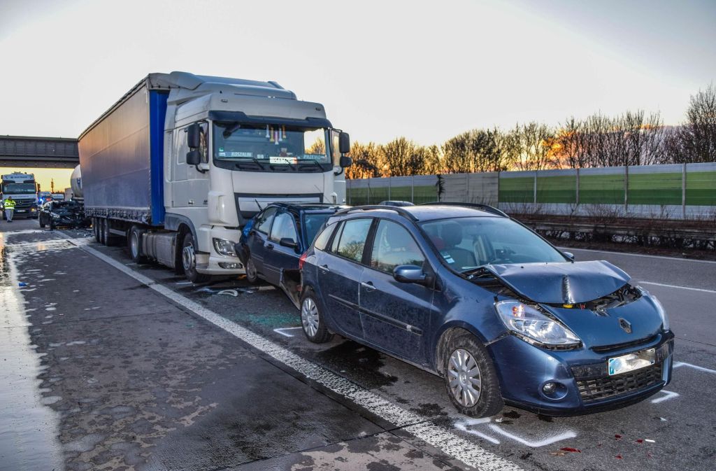 Ein schwerer Verkehrsunfall mit insgesamt 6 beteiligten Fahrzeugen ereignete sich am Donnerstagnachmittag auf der Autobahn 5, Fahrtrichtung Norden bei Sankt Leon-Rot.