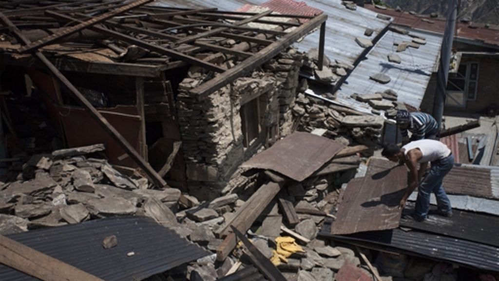  Ein Erdbeben der Stärke 7,3 hat am Dienstag die Katastrophenregion Nepal erschüttert. In Indien und Nepal starben 65 Menschen, die US-Armee vermisst einen Hubschrauber. 