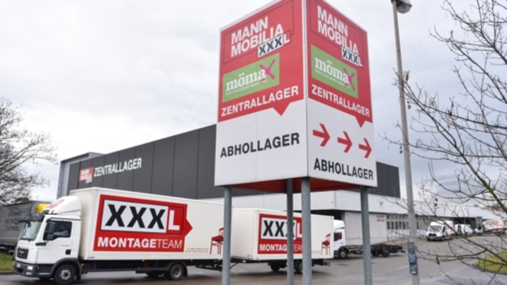Von Möbelhaus plötzlich freigestellt: XXXL-Mitarbeiter protestieren  in Mannheim