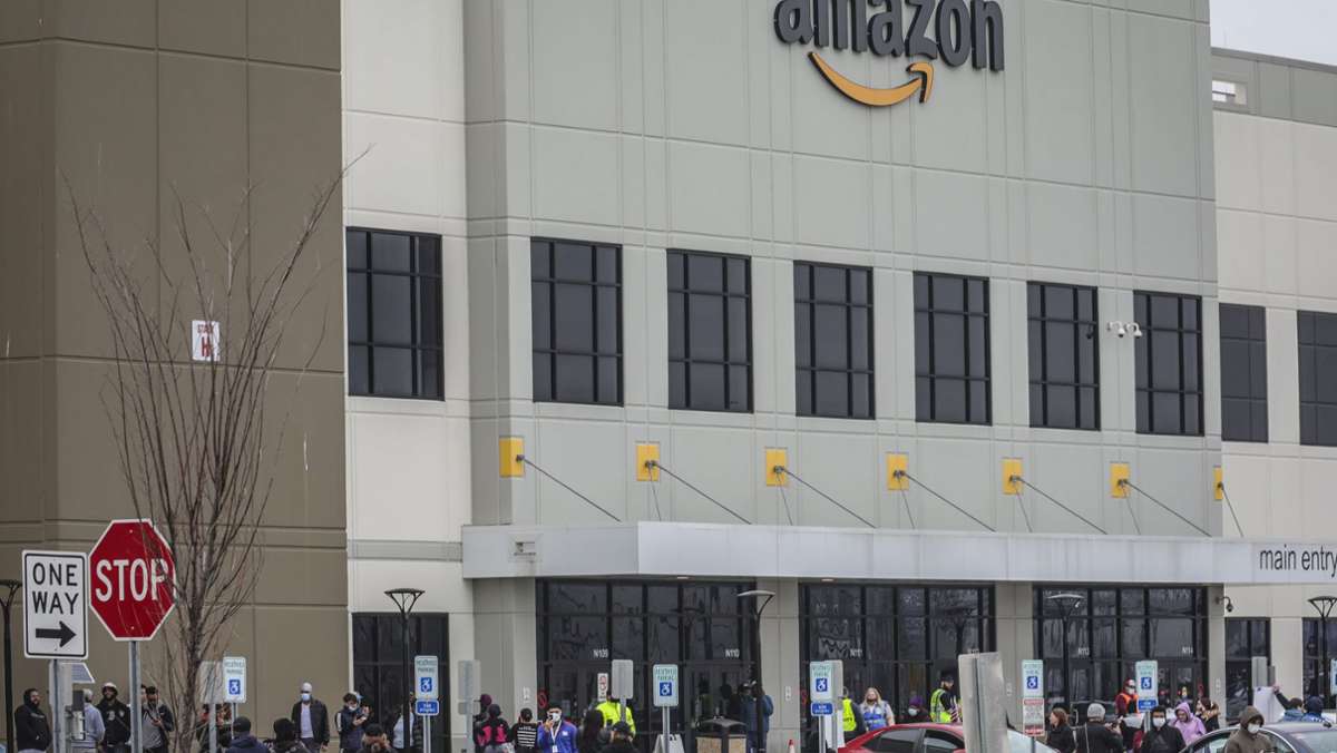  Der US-Bundesstaat New York hat den Online-Handelsriesen Amazon wegen des Vorwurfs verklagt, Lagerarbeiter nicht ausreichend vor dem Coronavirus geschützt zu haben. Die Vorwürfe gehen aber noch weiter. 