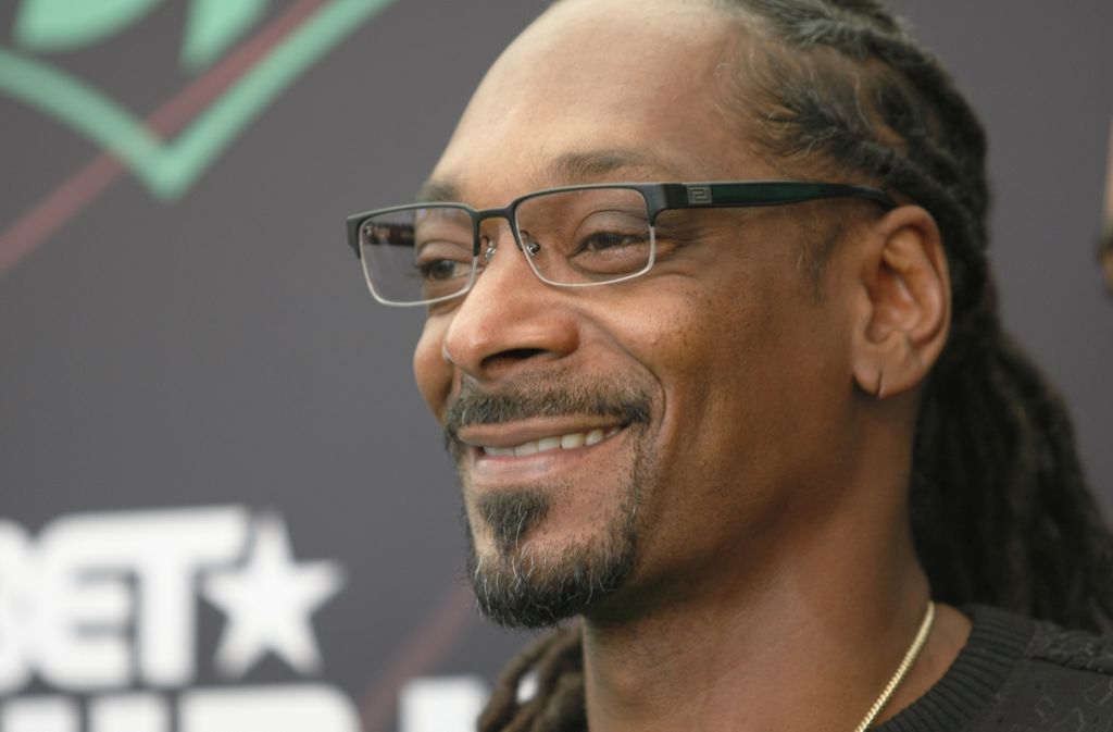Snoop Dogg freut sich über seinen Award.