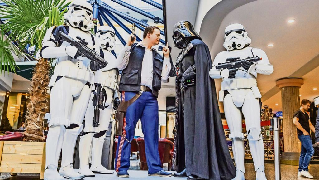  Einst spielte Harrison Ford den Han Solo in der „Star Wars“-Saga, jetzt kommen die Jugendjahre des verwegenen Piloten und Lieblings aller „Star Wars“-Fans ins Kino. Wir waren bei der Preview von „Solo – A Star Wars Story“ am Mittwochabend. 