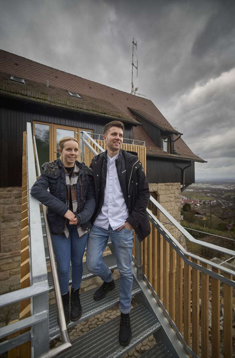 Das junge neue Pächter-Ehepaar auf der neuen Freitreppe, die auch als Notausgang für den Waldkindergarten dient