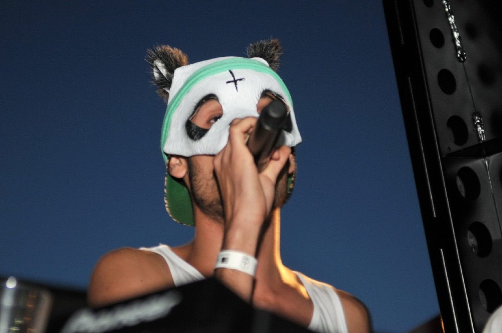 Der Senkrechtstarter des Jahres "raopt" auf dem Dach: Cro, der Panda-Masken-Mann, stellt am 7. Juli seine Debüt-CD auf dem Dach der Galeria Kaufhof vor. Die Fans strömen in der lauen Sommernacht in Scharen zum Skybeach mitten auf der Königstraße.