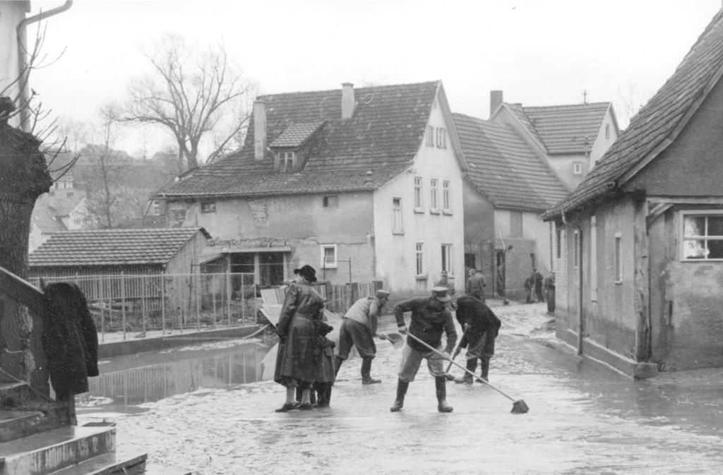 Alle mit anpacken: Waiblinger Bürger beseitigen die Hinterlassenschaften des Hochwassers von 1956.