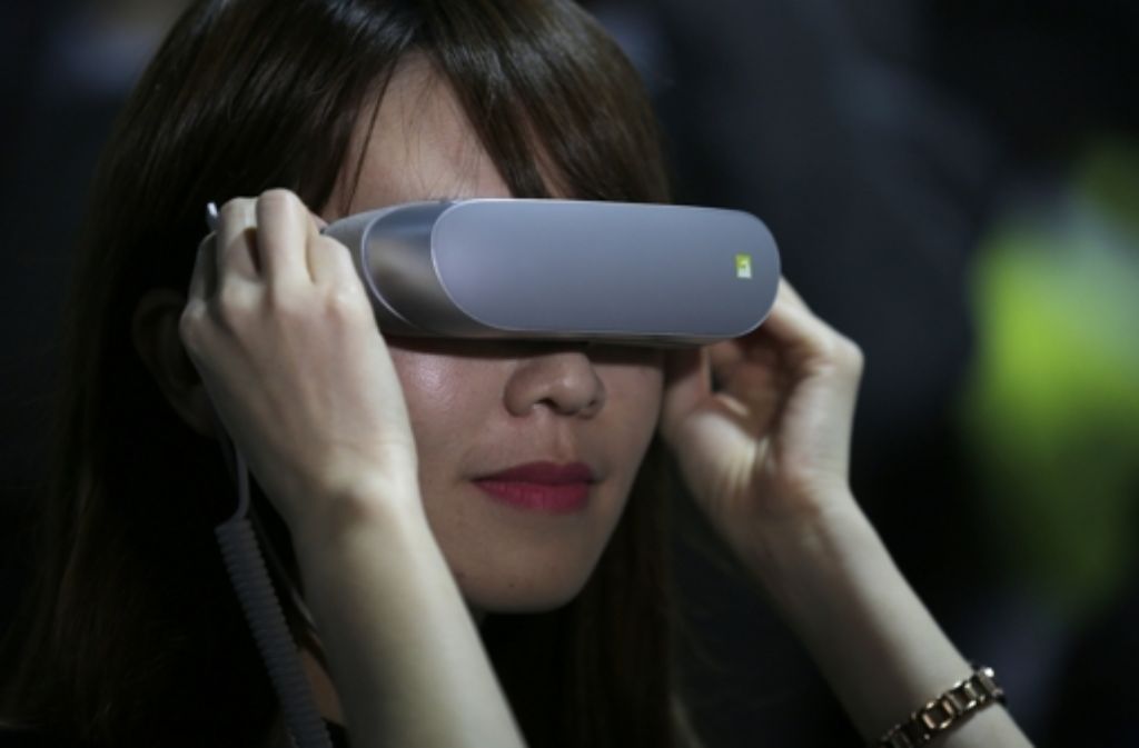 Eine Frau testet die LG 360 VR Brille