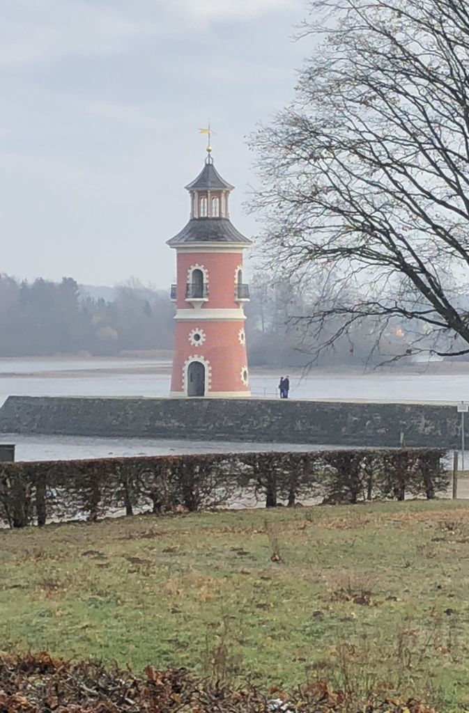 Augusts Sohn Friedrich August I. ließ eine Mole samt Leuchtturm anlegen, um dort Seeschlachten nachzustellen.