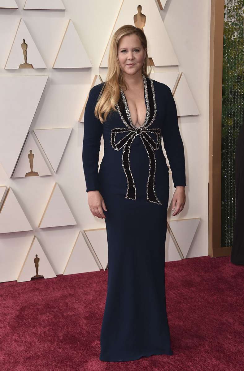 Naja: Ehrlich gesagt wissen wir nicht, wie ernst Comedienne Amy Schumer dieses Kleid von Oscar de la Renta meint - uns ist die glitzernde Schleife eine Nummer zu niedlich. Viel besser war übrigens Schumers Kleid für die After-Show-Partys.
