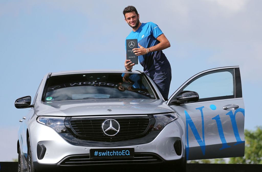 Matteo Berrettini mit seinem neuen Auto: dem vollelektrischen Siegerfahrzeug von Titelsponsor Mercedes-Benz.