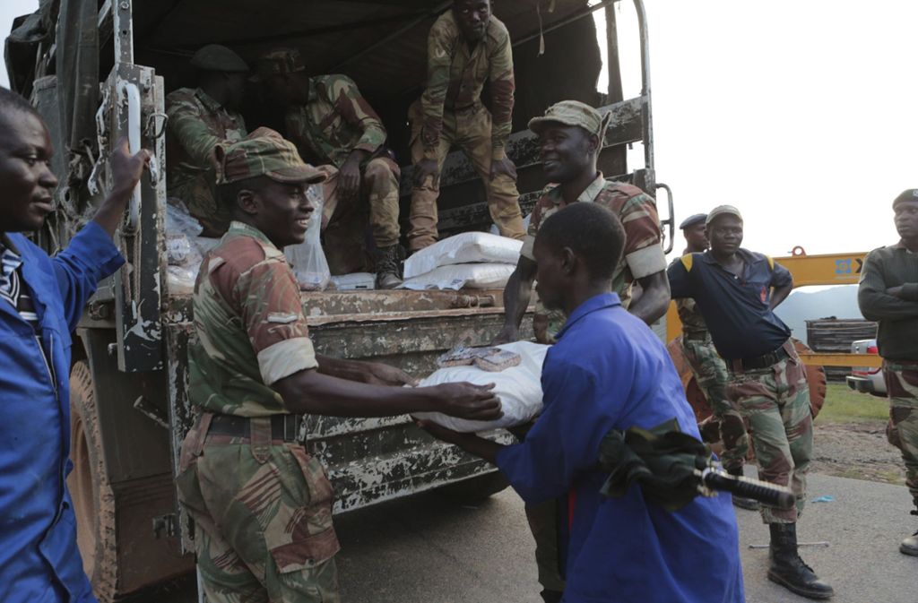 Soldaten verteilen Nahrungsmittel.