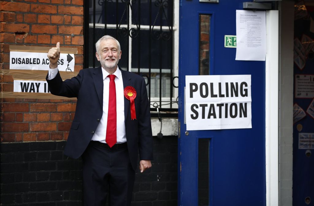 Daumen hoch: Der britische Labour-Chef Jeremy Corbyn vor einem Londoner Wahllokal, in dem er seine Stimme abgegeben hat.
