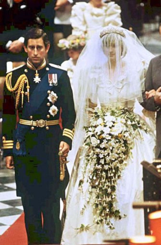 Am 29. Juli 1981 geben sich Diana und Charles in der St. Pauls Cathedral in London das Ja-Wort. Eine Hochzeit der Superlative: Die kleinere Westminster Abbey, wo sich die Windsors traditionell vermählen, hat das Nachsehen - sie hätte die Masse an Gästen nicht fassen können.
