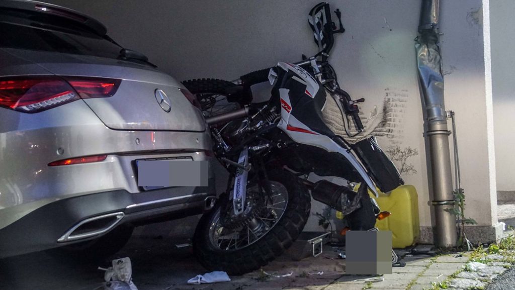 Unfall in Grafenau: 18-jähriger Motocross-Fahrer kracht in Garage