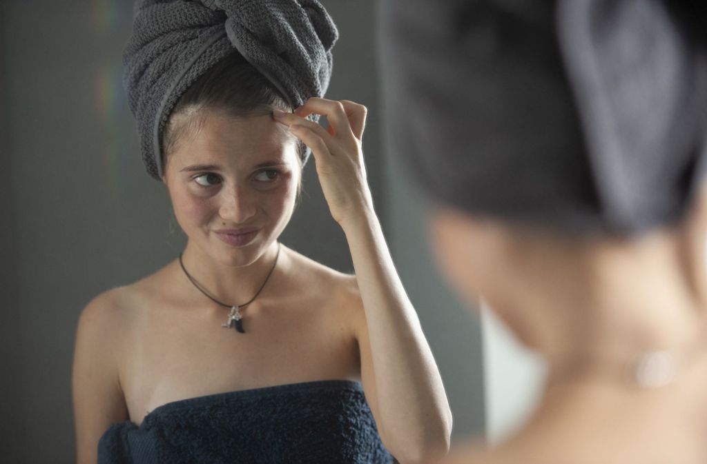 Luna Fankhauser (Bianca Nawrath) versucht sich an einem Make-up Tutorial.